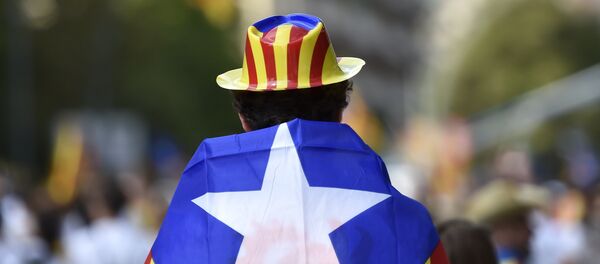 Un homme qui revient lors des célébrations de la Journée nationale de la Catalogne - Sputnik Afrique