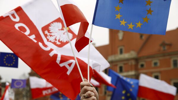 Die Flagge von Polen und der EU - Sputnik Afrique
