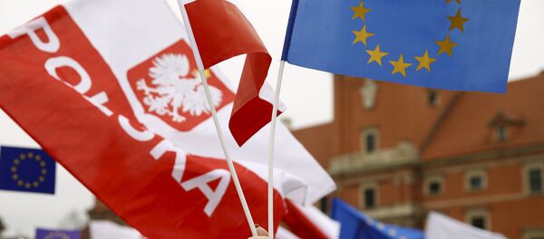 Die Flagge von Polen und der EU - Sputnik Afrique