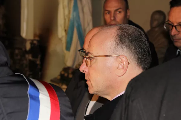 Le ministre de l'intérieur Bernard Cazeneuve s'est rendu, lundi soir, à la paroisse St-Louis de Fontainebleau Le ministre de l'intérieur Bernard Cazeneuve s'est rendu, lundi soir, à la paroisse St-Louis de Fontainebleau - Sputnik Afrique