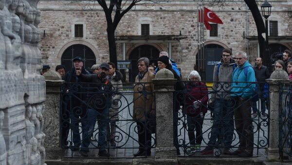 Les touristes visitent l'Obélisque à Istanbul le 13 Janvier 2016 - Sputnik Afrique