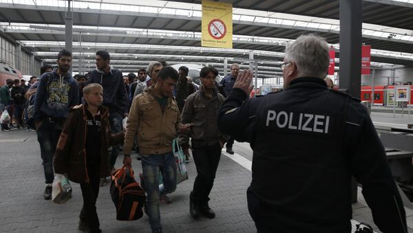 Polizei und Flüchtlinge auf dem Hauptbahnhof in München - Sputnik Afrique