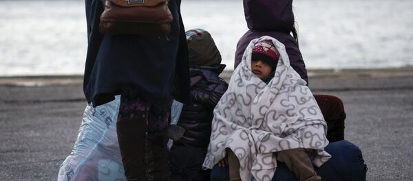 A migrant girl covered with a blanket - Sputnik Afrique