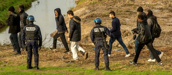 Eurotunnel inonde ses terrains pour éviter l’intrusion de migrants - Sputnik Afrique