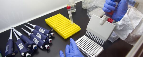 Alberto Cagigi, Ph.D, is beginning the multi-step process of identifying antibodies against Ebola in samples from vaccinated volunteers. at the Vaccine Research Center at the National Institutes of Health in Bethesda, Md., Wednesday, Feb. 4, 2015. (AP Photo/Cliff Owen) - Sputnik Afrique