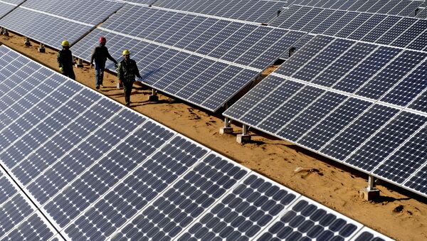 Workers check solar panels in Yulin, northwest China's Shaanxi Province, as the traditional mineral-resource-rich city turned its development on clean energy industries such as wind power or solar power - Sputnik Afrique