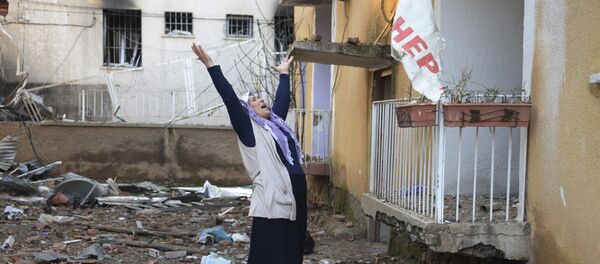 Une femme pleure devant un département de police de Diyarbakir - Sputnik Afrique