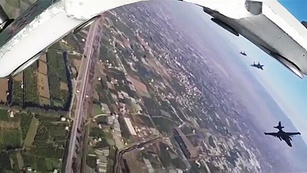Des avions syriens escortent l'aviation russe pour une sortie - Sputnik Afrique