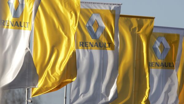 The logo of French car manufacturer Renault is seen on flags in front of a dealership in Strasbourg - Sputnik Afrique