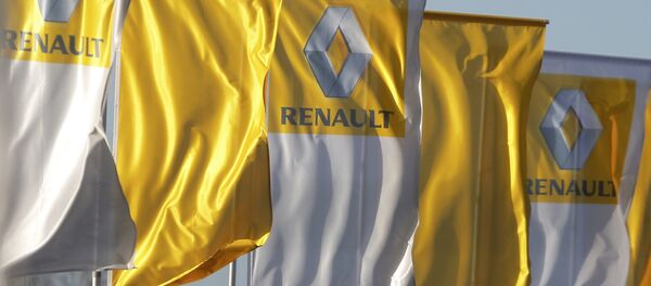 The logo of French car manufacturer Renault is seen on flags in front of a dealership in Strasbourg - Sputnik Afrique
