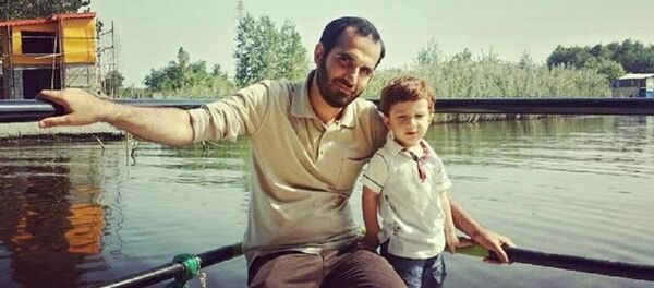 Hamidreza Asadollahi avec son fils - Sputnik Afrique