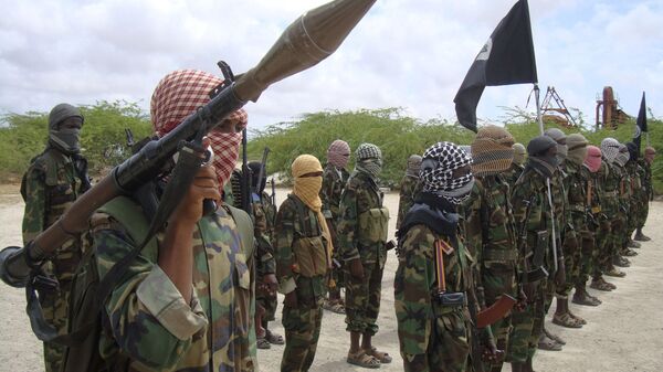 Al-Shabaab fighters display weapons as they conduct military exercises in northern Mogadishu, Somalia - Sputnik Afrique