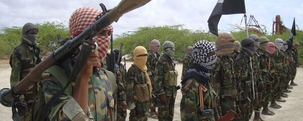 Al-Shabaab fighters display weapons as they conduct military exercises in northern Mogadishu, Somalia - Sputnik Afrique