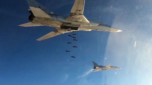 Бомбардировщики-ракетоносцы Ту-22 ВКС России во время нанесения авиаудара по объектам ИГ в Сирии - Sputnik Afrique