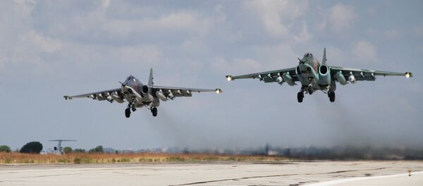 Deux avions d'assaut Su-25 russes éliminent des terroristes en Syrie (Vidéo) - Sputnik Afrique