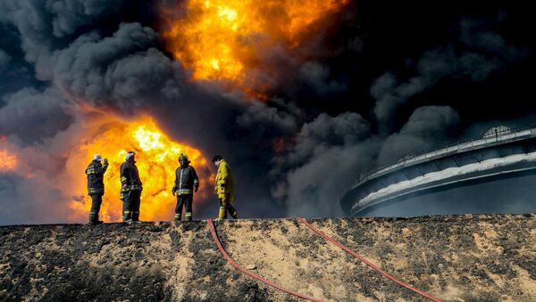 Un réservoir de pétrole en flammes à Ras Lanouf - Sputnik Afrique