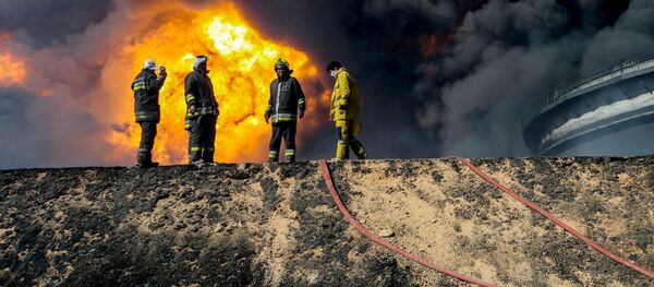 Un réservoir de pétrole en flammes à Ras Lanouf - Sputnik Afrique