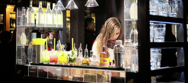 Une serveuse - Sputnik Afrique