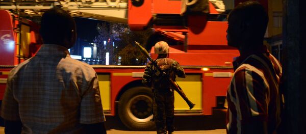 Burkina Faso's soldier stands near Hotel Splendid where the attackers remain with sporadic gunfire continuing in Burkina Faso's capital Ouagadougou on January 15, 2016. - Sputnik Afrique
