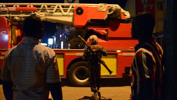 Burkina Faso's soldier stands near Hotel Splendid where the attackers remain with sporadic gunfire continuing in Burkina Faso's capital Ouagadougou on January 15, 2016. - Sputnik Afrique