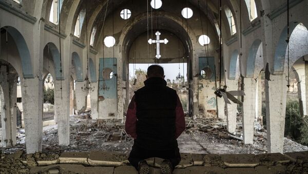 Un chrétien syrien prie dans l'église de Saint-Georges, détruite par l'EI (Daech) - Sputnik Afrique