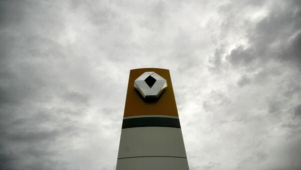 File picture shows the Renault logo displayed in front of Renault's Romanian car maker Dacia's plant in Mioveni, 130 km (81 miles) northwest of Bucharest March 24, 2008. - Sputnik Afrique