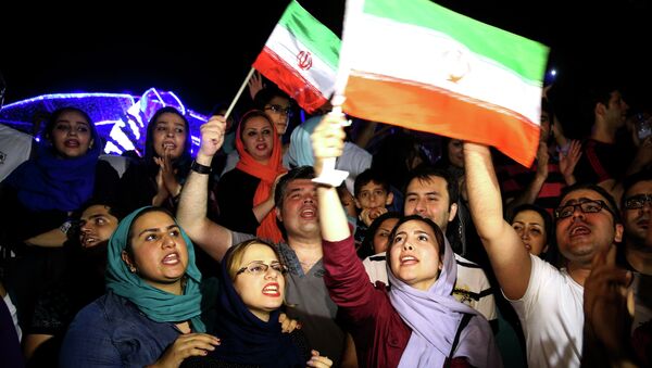 Des Iraniens fêtent à Téhéran la signature de l’accord nucléaire, le 14 juillet 2015 - Sputnik Afrique