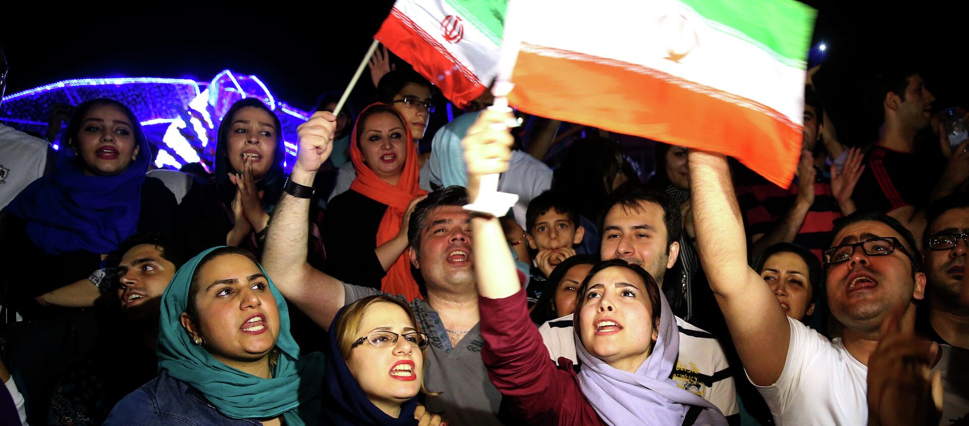 Jubilant Iranians sing and wave Iran flags during street celebrations following a landmark nuclear deal, in Tehran, Iran, Tuesday, July 14, 2015 - Sputnik Afrique, 1920, 31.05.2021