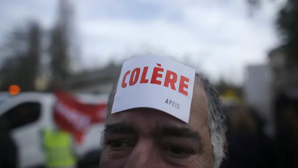 manifestants porte un autocollant colère, la grève contre le chômage, Paris  - Sputnik Afrique