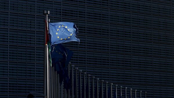 An European Union flag flutters outside the EU Commission headquarters in Brussels - Sputnik Afrique