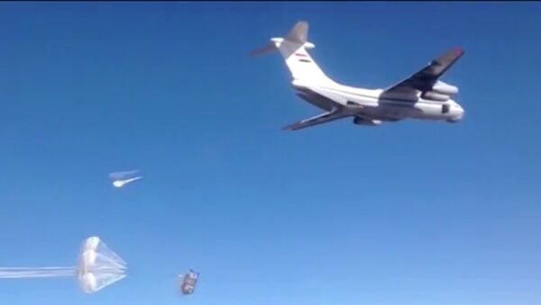 Un avion largue un lot d'aide humanitaire sur une plateforme russe en Syrie - Sputnik Afrique