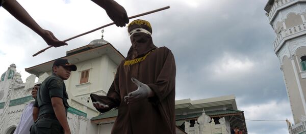 membre de la police reçoit une canne - Sputnik Afrique