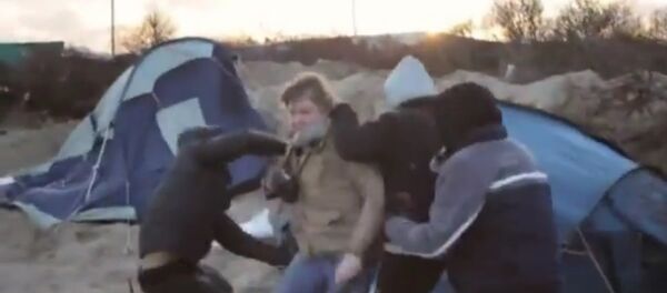 Calais : des journalistes attaqués par des réfugiés - Sputnik Afrique