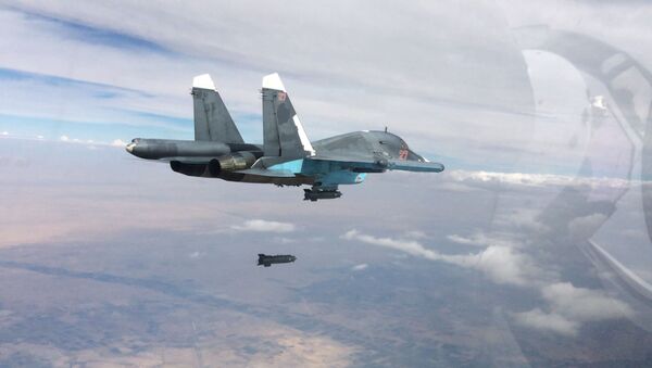 Le chasseur-bombardier Su-34 effectue une frappe aérienne sur les positions de Daech en Syrie - Sputnik Afrique