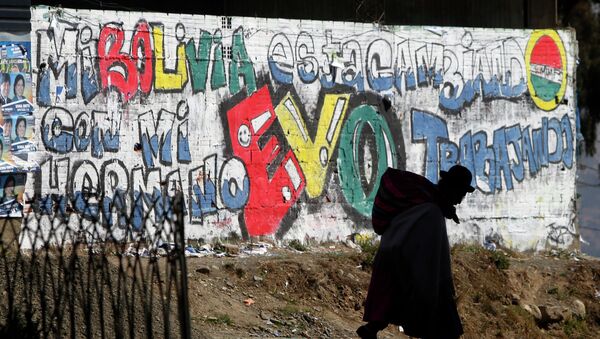 Des slogans en faveur du président bolivien Evo Morales peints sur un mur à La Paz, octobre 2014 - Sputnik Afrique