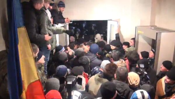 Les manifestants font irruption au siège du parlement moldave - Sputnik Afrique