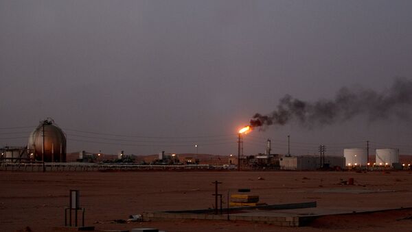 Une flamme d'une installation pétrolière de Saudi Aramco (la compagnie pétrolière nationale) appelée Pump 3 brûle brillamment au coucher du soleil dans le désert saoudien près de la zone riche en pétrole Al-Khurais, 160 km à l'est de la capitale Riyad - Sputnik Afrique
