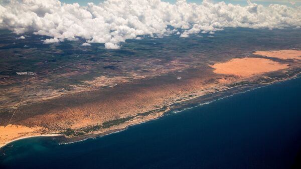 The Somali coast is seen from Secretary of State John Kerry's plane as it nears the airport in Mogadishu, Somalia on Tuesday, May 5, 2015. - Sputnik Afrique