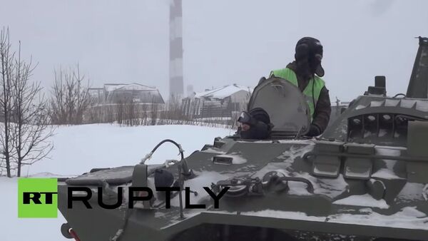 Un BTR-80 aide un camion à se débloquer de la neige - Sputnik Afrique