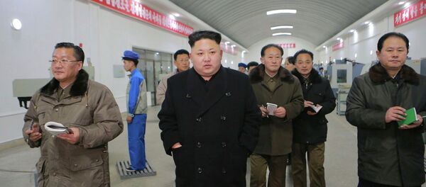 Le dirigeant nord-coréen Kim Jong Un (C) visite l'usine de machine de précision Kangdong, publié par l'Agence centrale de presse de la Corée du Nord (KCNA) à Pyongyang 16 Janvier, ici à 2015 - Sputnik Afrique