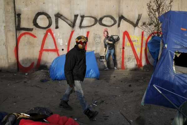 Portrait de Steve Jobs sur les murs de Calais - Sputnik Afrique