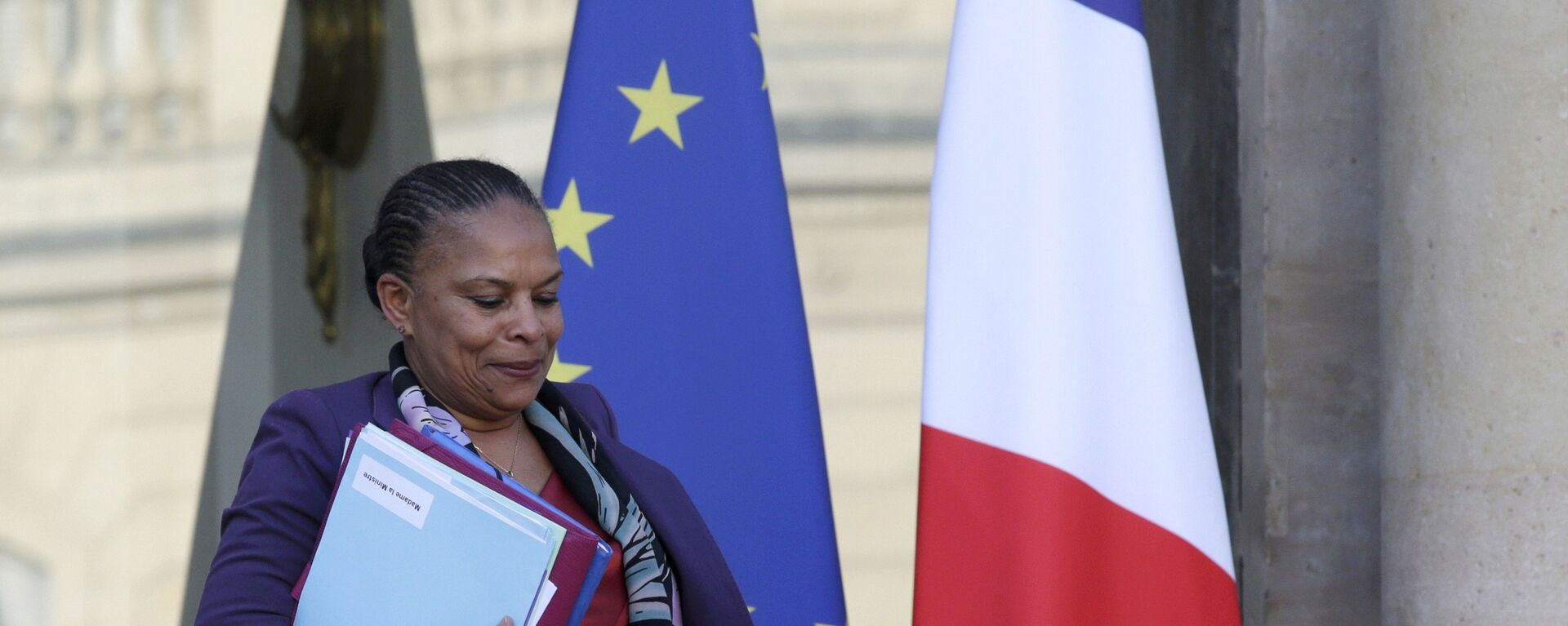 File picture shows French Justice Minister Christiane Taubira as she leaves the Elysee palace in Paris, France, December 23, 2015, following the weekly cabinet meeting. - Sputnik Afrique, 1920, 30.09.2021
