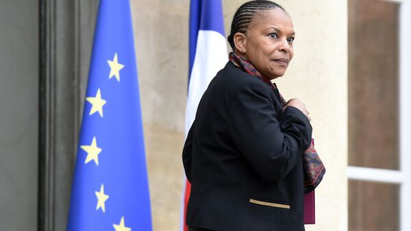 (FILES) This file photo taken on November 25, 2015 shows French Justice minister Christiane Taubira leaving the Elysee Palace after a weekly cabinet meeting in Paris. - Sputnik Afrique