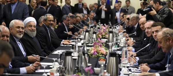 Iranian President Hassan Rouhani (3rd-L) and Iranian Foreign Minister Mohammad Javad Zarif (2nd-L) attend a meeting with French Economy Minister Emmanuel Macron (2nd-R), Movement of the Enterprises of France (MEDEF) president Pierre Gattaz (3rd-R) and French Foreign Minister Laurent Fabius (4th-R) in Paris on January 27, 2016. Rouhani arrived in France from Italy on the second leg of a trip signalling the dramatic rapprochement between Tehran and the European powers since the lifting of sanctions against the Islamic Republic. - Sputnik Afrique