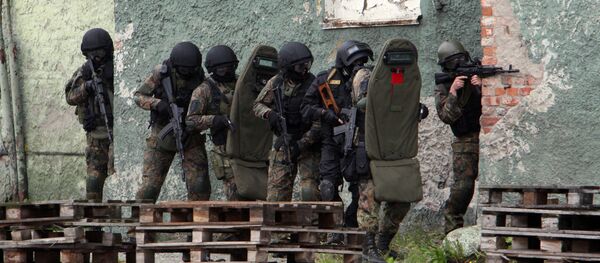 FSB officers carry out a plan of action to secure captured terrorists in a building in anti-terrorism exercises - Sputnik Afrique
