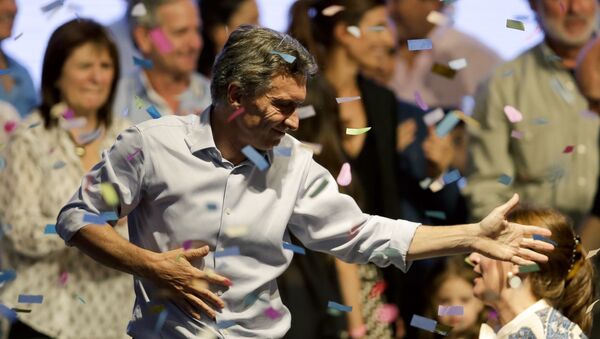 Top opposition presidential candidate Mauricio Macri dances after speaking to supporters in Buenos Aires, Argentina, Sunday, Oct. 25, 2015. - Sputnik Afrique