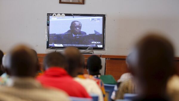 Supporters of former Ivory Coast President Laurent Gbagbo watch his trial on a screen in Gagnoa in western Ivory Coast, January 28, 2016.  - Sputnik Afrique