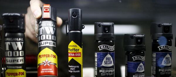 A shop assistant sets up a row of pepper spray - Sputnik Afrique