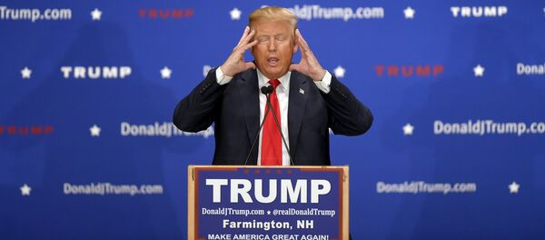 Le candidat républicain à l'election présidentielle Donald Trump adresse à la foule lors d'un rassemblement de campagne à Farmington, New Hampshire Janvier 25, 2016 - Sputnik Afrique