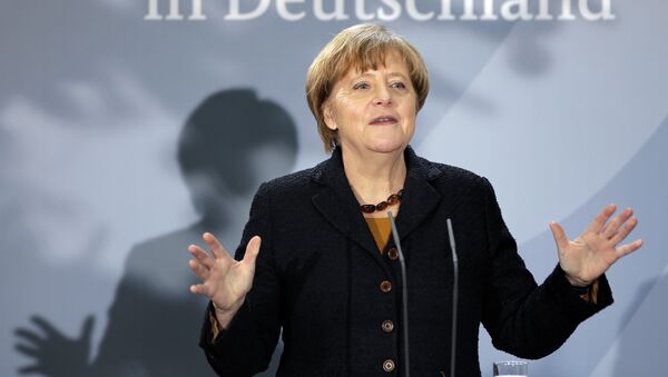 German Chancellor Angela Merkel delivers a speech during a reception at the chancellery in Berlin, Germany, Monday, Dec. 7, 2015 to mark the 60th. anniversary of the arrival of the first migrant workers in Germany. Slogan reads 'in Germany'. - Sputnik Afrique